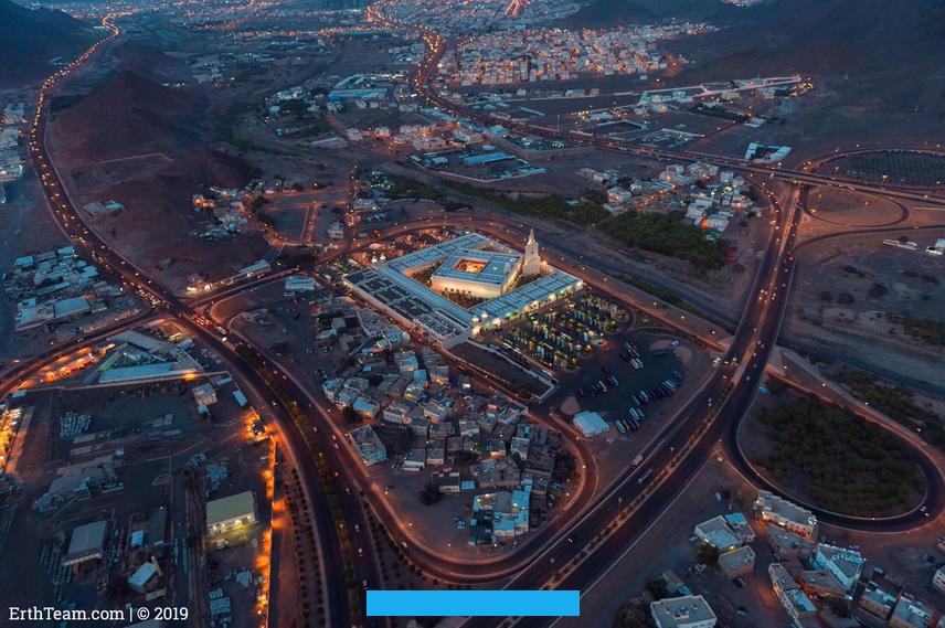 وبالمقارنة فإن عمران العلامة يعمل على ترويج المدينة من خلال إعادة إنتاج أو إظهار صورتها وذلك من خلال عدة قيم ترتبط. وخلال العقدين الماضيين نما الوعي بالأهمية الاقتصادية للمدينة العلامة كإستراتيجية تنافسية بارزة ومهمة.